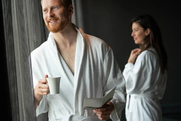 男性用バスルームでリラックスしながらお茶 コーヒーを飲む — ストック写真