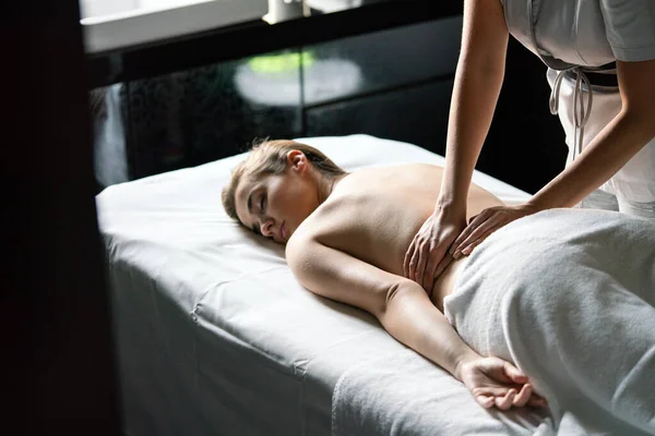 Gezondheid Schoonheid Ontspanning Concept Mooie Vrouw Spa Salon Krijgen Massage — Stockfoto