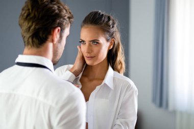 Romantik, şehvetli çift yatak odasında samimi ve şehvetli.