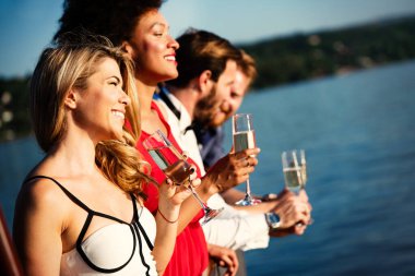 Bir grup güzel arkadaş kutluyor, dans ediyor ve dışarıda eğleniyorlar.