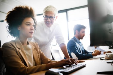 Yoğun modern ofiste çalışan çeşitli iş adamları.