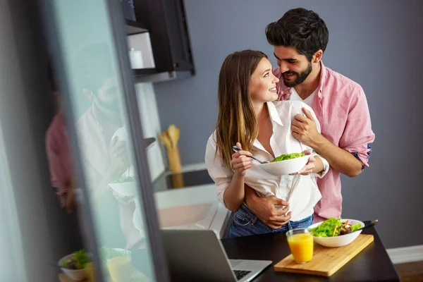 Hermosa Joven Pareja Juguetona Comer Ensalada Juntos Cocina — Foto de Stock