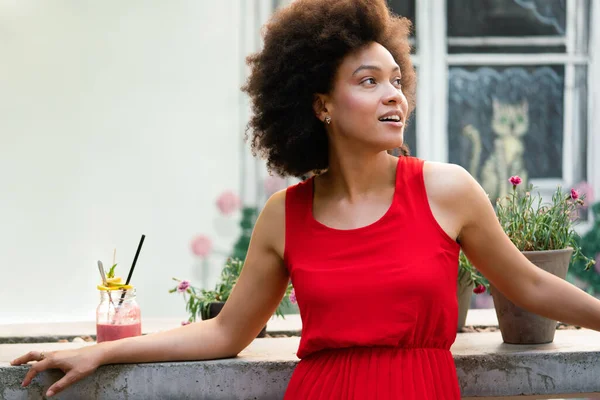Porträt Einer Schwarzen Frau Modell Der Mode Trägt Kleid Mit — Stockfoto