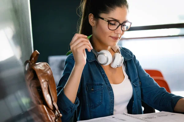 Schöne Studentin Macht Ihre Hausaufgaben Studiert Bereitet Sich Auf Die — Stockfoto