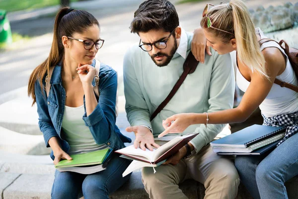 Gruppe Von Freunden Oder Universitätsstudenten Die Sich Freien Auf Die — Stockfoto