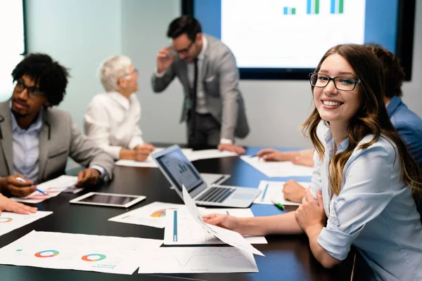 Retrato Del Exitoso Equipo Negocios Trabajando Juntos Oficina — Foto de Stock