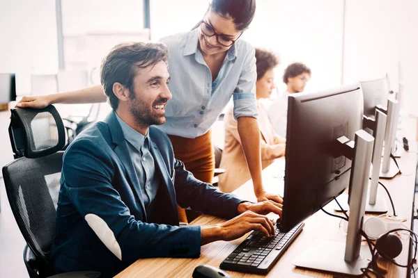 Gruppo Diversi Uomini Affari Che Lavorano Uffici Moderni Occupati — Foto Stock