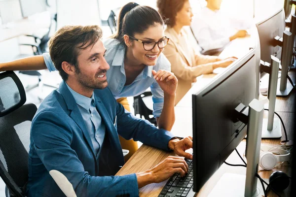 Start Unternehmer Programmierer Gruppe Arbeitet Als Team Lösung Für Das — Stockfoto