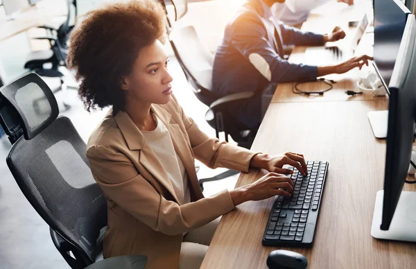 Programadores Que Trabajan Cooperando Empresa Desarrollando Aplicaciones —  Fotos de Stock