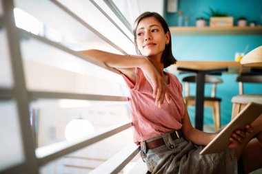 Genç esmer güzel bir kadının gülümseyen portresi.