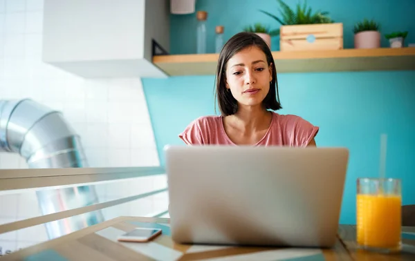 Gelukkig Casual Mooie Vrouw Werken Studeren Surfen Winkelen Een Laptop — Stockfoto