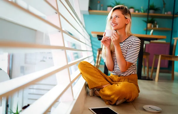 Attrayant Jeune Femme Heureuse Joyeuse Jouissant Son Temps Liberté — Photo