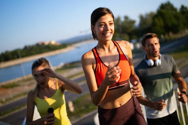 Treino Matinal Felizes Amigos Forma Atravessar Ponte Viver Estilo Vida — Fotografia de Stock