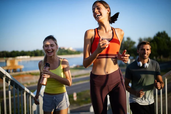 Wczesny Poranny Trening Szczęśliwi Przyjaciele Biegający Moście Zdrowy Tryb Życia — Zdjęcie stockowe
