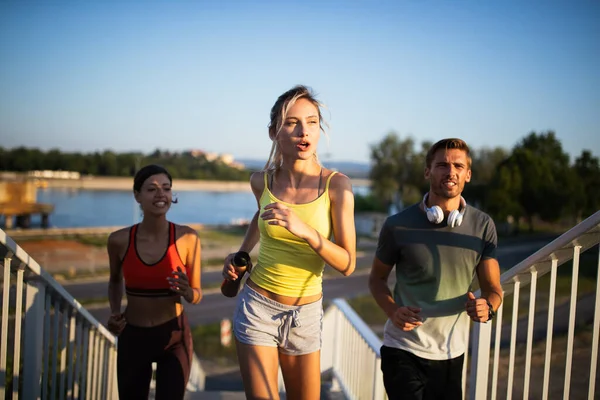 Treino Matinal Felizes Amigos Forma Atravessar Ponte Viver Estilo Vida — Fotografia de Stock