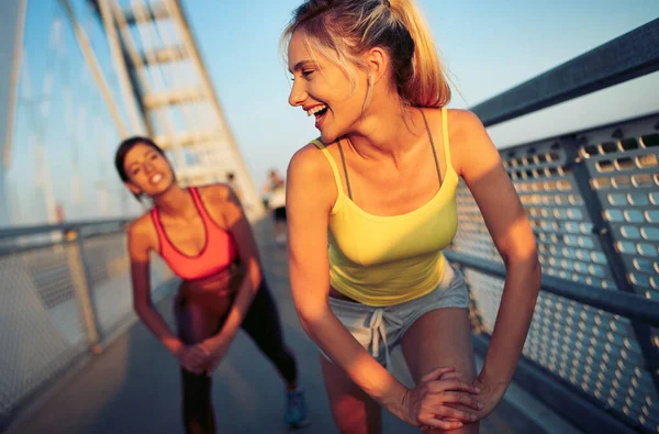 Güzel Formda Kadınlar Şehirde Çalışıyor Koşu Koşu Egzersiz Insanlar Spor — Stok fotoğraf