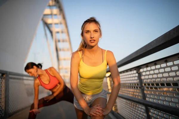 Krásné Fit Šťastný Ženy Přátelé Cvičení Cvičení Běh Jogging Venku — Stock fotografie