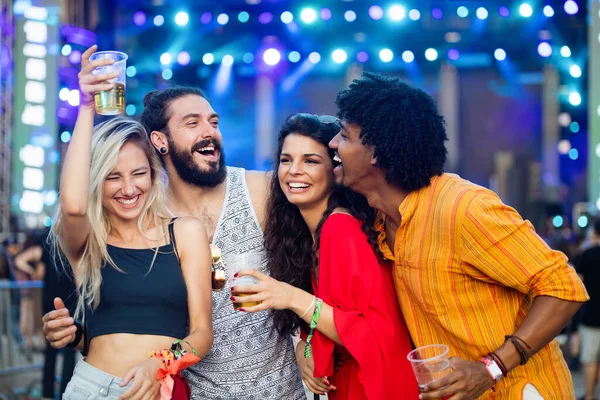 Grupo Amigos Felices Bebiendo Aire Libre Antes Del Festival Verano — Foto de Stock