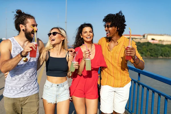 夏祭りの前に屋外で飲む幸せな友人のグループ — ストック写真