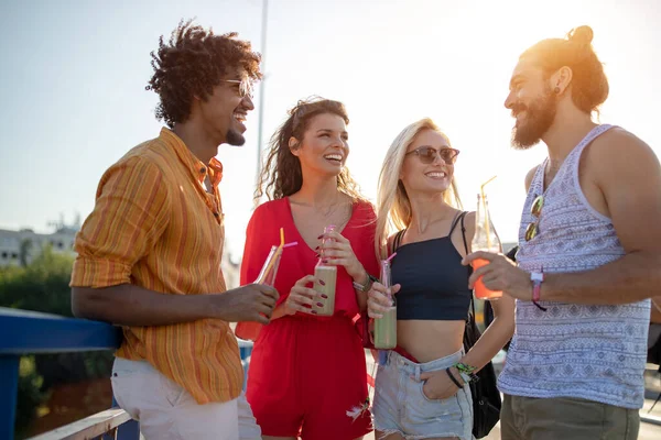 Grupo Amigos Felices Bebiendo Aire Libre Antes Del Festival Verano —  Fotos de Stock