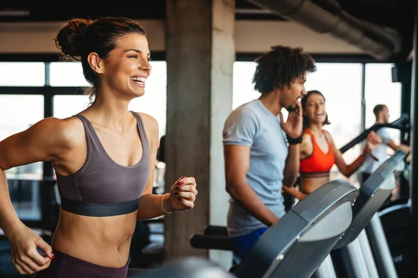 Grupo Jóvenes Corriendo Cintas Correr Gimnasio Deportivo Moderno — Foto de Stock