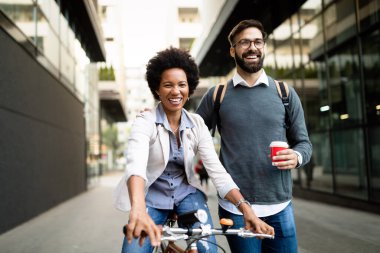 Mutlu iş adamları dışarıda kahve ile konuşuyor, rahatlatıcı zaman kavramını kırıyorlar..