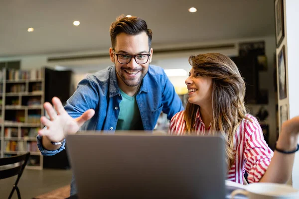 Des Jeunes Gens Heureux Qui Travaillent Ensemble Sur Ordinateur Portable — Photo