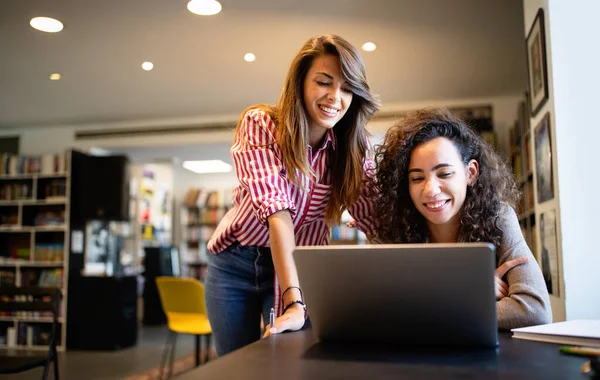 Studentin Studiert Brainstorming Für Bibliotheksfreunde Teamwork Konzept — Stockfoto