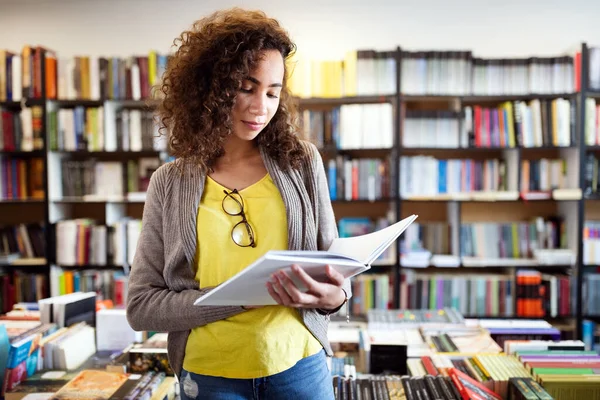 Istruzione Scuola Superiore Università Apprendimento Concetto Persone Sorridente Felice Studente — Foto Stock