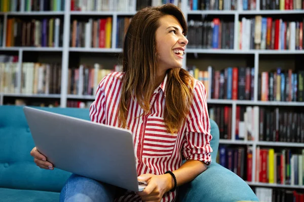 Porträt Einer Glücklichen Jungen Studentin Die Laptop Arbeitet — Stockfoto