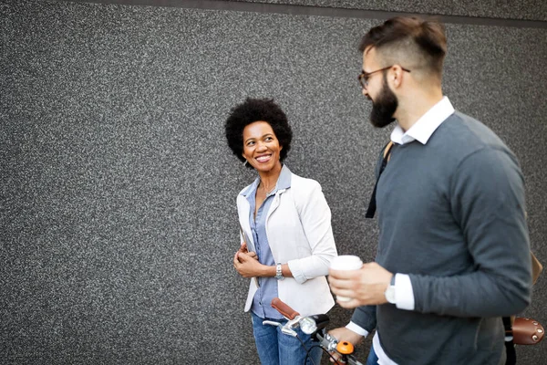 Empresários Felizes Estudantes Divertindo Sorrindo Conversando Cidade — Fotografia de Stock