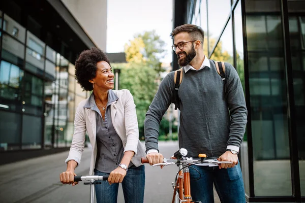 Щасливі Еко Бізнесмени Збираються Працювати Велосипедом Електричним Скутером Міській Вулиці — стокове фото