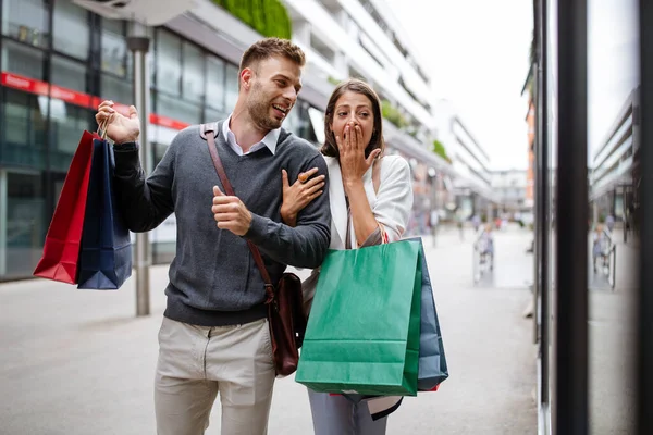 Gelukkig Jong Stel Met Boodschappentassen Stad Mensen Verkoop Liefde Geluk — Stockfoto