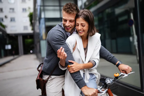 Lächelndes Glückliches Verliebtes Paar Das Gemeinsam Spaß Freien Hat Menschen — Stockfoto