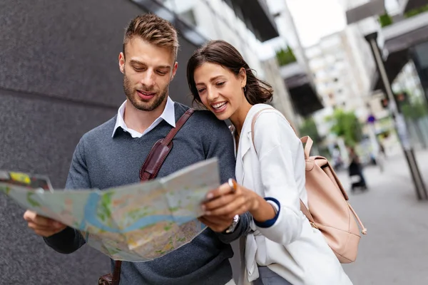 Feliz Joven Turista Pareja Enamorada Caminando Calle Vacaciones Juntos —  Fotos de Stock