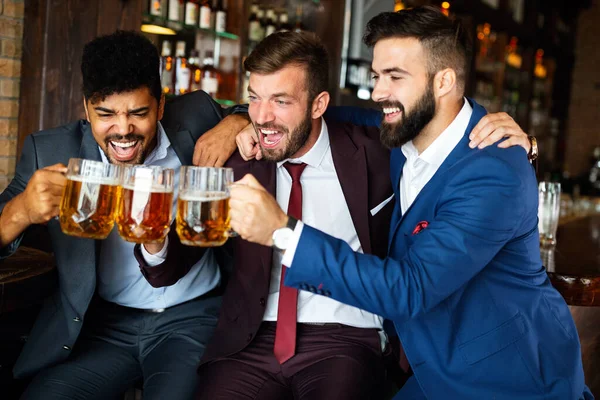 Όμορφοι Επιχειρηματίες Πίνουν Μπύρα Μιλάνε Και Χαμογελούν Ενώ Ξεκουράζονται Στην — Φωτογραφία Αρχείου