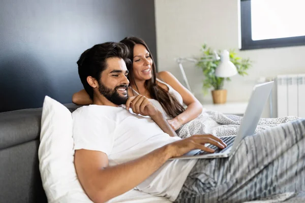 Unga Glada Leende Par Med Laptop Sovrummet — Stockfoto