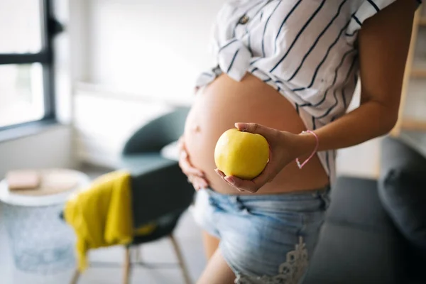 Zwangere Jonge Vrouw Verwacht Baby Met Een Gezonde Levensstijl — Stockfoto