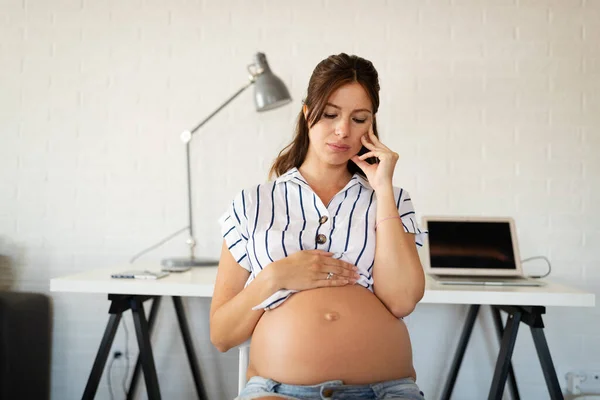 Junge Schwangere Frau Arbeitet Von Hause Aus Berufs Und Schwangerschaftskonzept — Stockfoto