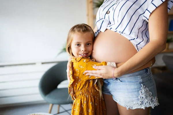 Mooie Zwangere Vrouw Met Schattig Kind Dochter Zwangerschap Familie Liefde — Stockfoto