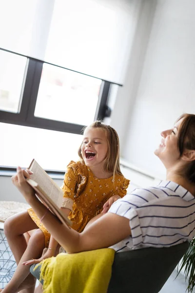 Chica Madre Embarazada Leyendo Libro Juntos Feliz Tiempo Familia — Foto de Stock