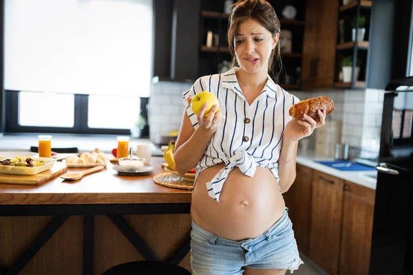 Zwangere Vrouw Met Appel Brood Haar Handen Keuken Concept Van — Stockfoto