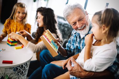 Mutlu, neşeli bir aile evde oynuyor ve birlikte eğleniyor..