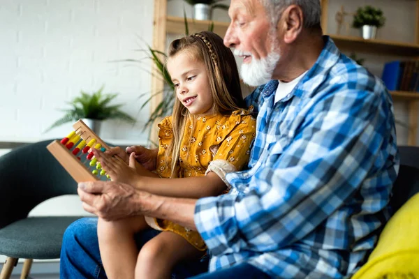 Aranyos Nagyapa Gyönyörű Lány Unokák Olvasás Egy Könyvet — Stock Fotó