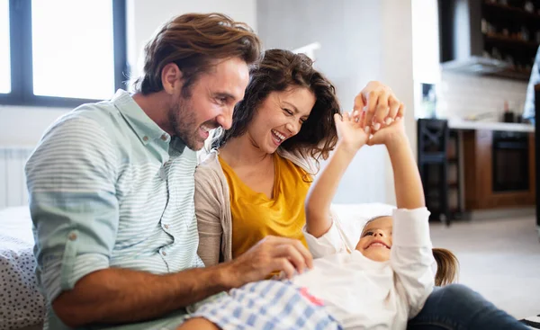 Feliz Família Sorridente Divertindo Casa — Fotografia de Stock