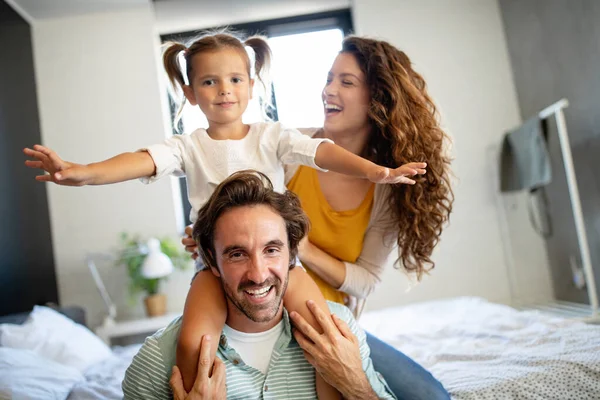 Feliz Família Sorridente Divertindo Casa — Fotografia de Stock