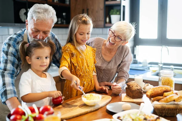 Happy Grandchildrens Meninas Tomando Café Manhã Com Seus Avós Casa — Fotografia de Stock