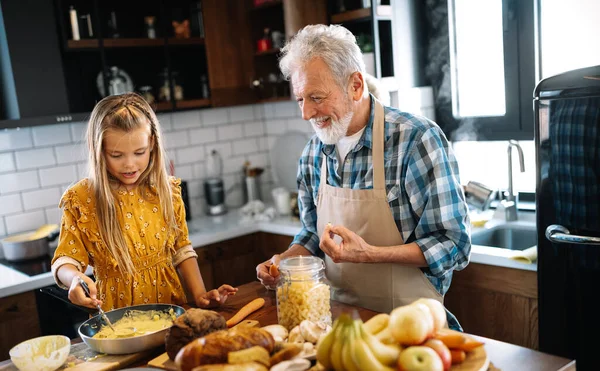 Großvater Und Seine Süßen Enkel Verbringen Fröhliche Zeit Der Küche — Stockfoto