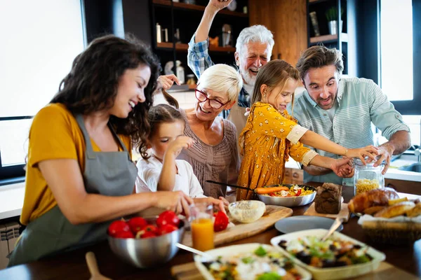 快乐快乐的一家人在厨房做饭的时候在一起度过了一段美好的时光 — 图库照片