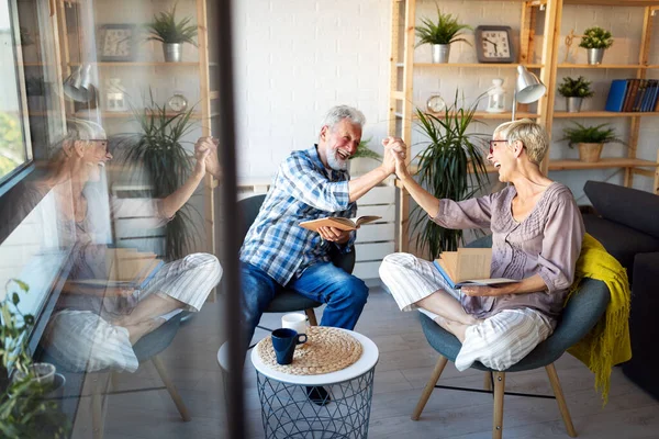 Bella Vecchia Coppia Sta Leggendo Libro Sorridente Mentre Seduto Casa — Foto Stock